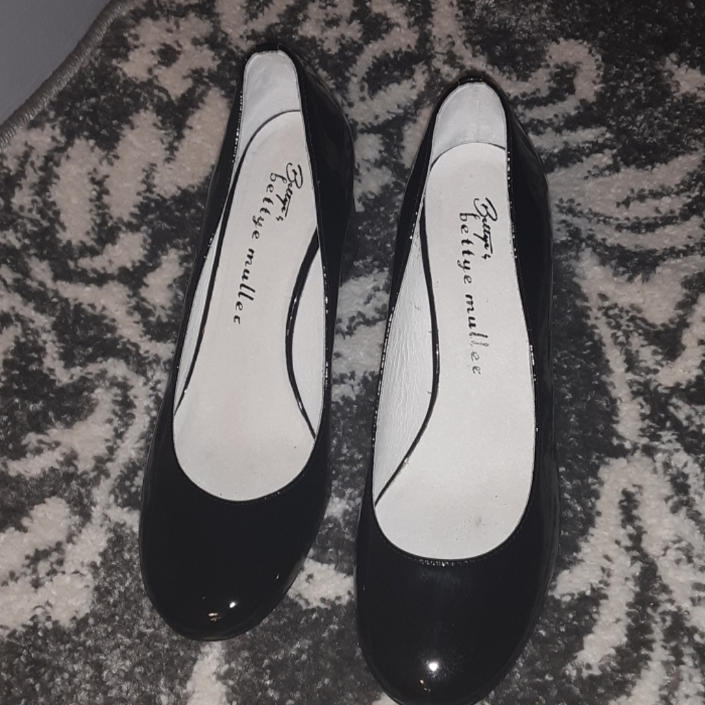 Bettye Mueller  classic vksvk pump